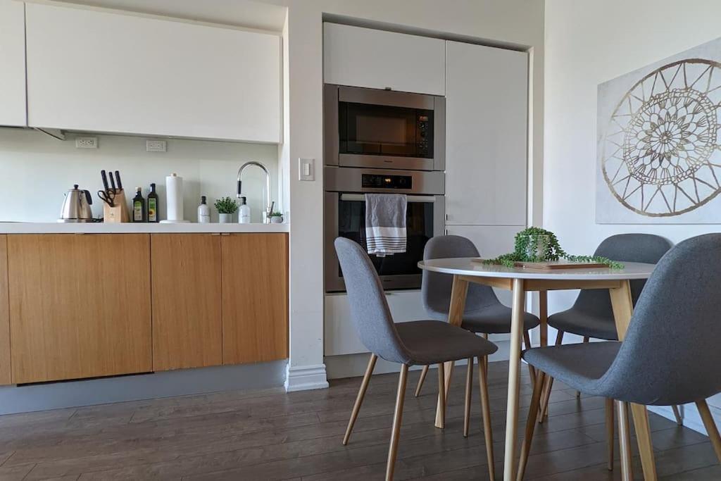 Lovely 2 Bed Condo In Downtown Торонто Экстерьер фото