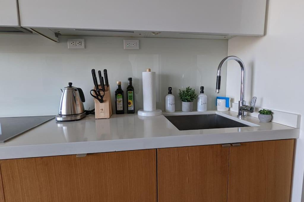 Lovely 2 Bed Condo In Downtown Торонто Экстерьер фото